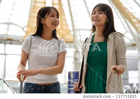 兩位朋友在機場交談。 ■拍攝協助提供：關西國際機場（KIX） 137731855