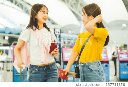 兩名女子在機場交談。 ■拍攝協助提供：關西國際機場（KIX） 137731858