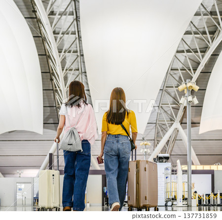 兩名旅客正在機場行走。 ■拍攝協助提供:關西國際機場(KIX) 兩名旅客正在機場行走。 ■拍攝協助提供:關西國際機場(KIX) 137731859
