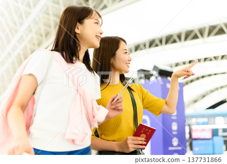 一位女士在機場指路。 ■拍攝協助提供：關西國際機場（KIX） 137731866