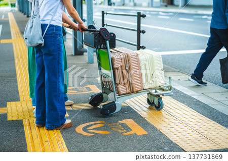 旅行推車和鞋子 ■拍攝協助由關西國際機場 (KIX) 提供 旅行推車和鞋子 ■拍攝協助由關西國際機場 (KIX) 提供 137731869
