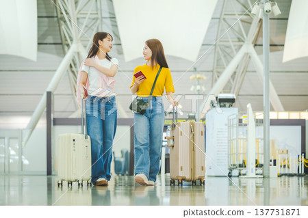 兩名女子在機場交談。 ■拍攝協助提供：關西國際機場（KIX） 137731871