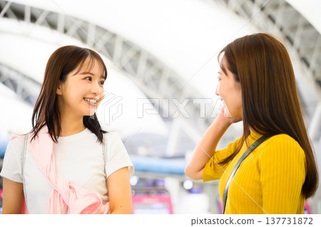 朋友在機場聊天 ■照片由關西國際機場（KIX）提供 137731872