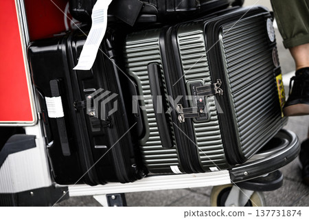 Loading and unloading suitcases ■Filming assistance: Kansai International Airport (KIX) Loading and unloading suitcases ■Filming assistance: Kansai International Airport (KIX) 137731874