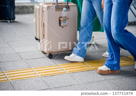 旅客的雙腳與行李箱 ■攝影合作：關西國際機場（KIX） 137731879