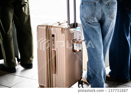 Suitcases and travelers ■Filming assistance provided by: Kansai International Airport (KIX) Suitcases and travelers ■Filming assistance provided by: Kansai International Airport (KIX) 137731887