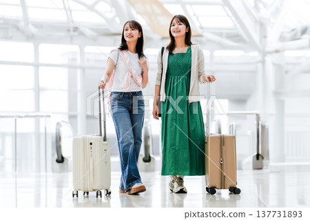 兩位女性在機場旅行 ■攝影合作：關西國際機場（KIX） 137731893