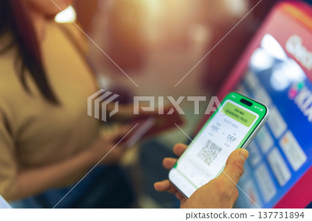 請出示您智慧型手機上的登機證。圖片由關西國際機場(KIX)提供。 請出示您智慧型手機上的登機證。圖片由關西國際機場(KIX)提供。 137731894