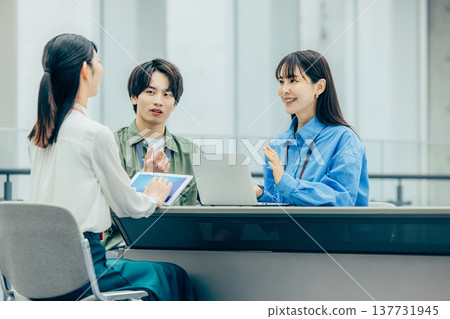 由男性和女性工程師組成的團隊 137731945