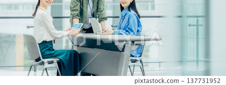 由男性和女性工程師組成的團隊 137731952
