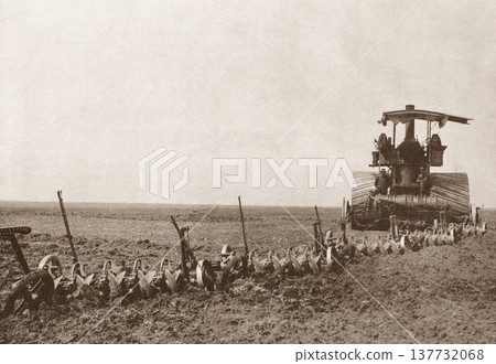 Old photo from 1916 showing large-scale farming by tractor in the southern United States Old photo from 1916 showing large-scale farming by tractor in the southern United States 137732068