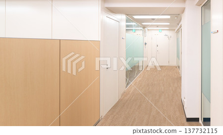 辦公大樓內明亮整潔的走廊 辦公大樓內明亮整潔的走廊 137732115