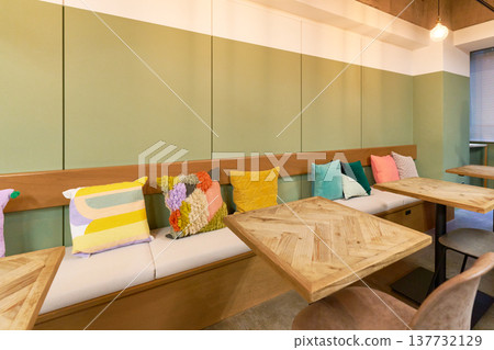 咖啡廳裡擺放著色彩鮮豔的靠墊。 137732129