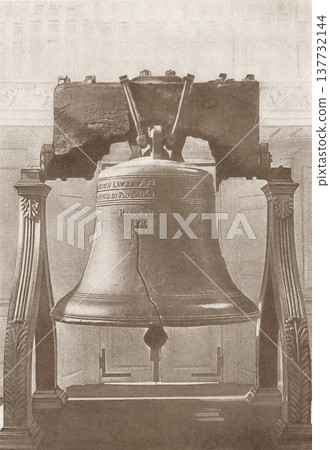 Vintage photo of the Liberty Bell in Philadelphia, USA, 1916 137732144