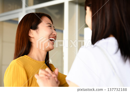 Joy at reuniting with friends ■Filming assistance: Kansai International Airport (KIX) 137732188