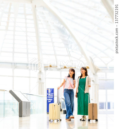 Two women traveling at the airport ■Photography cooperation: Kansai International Airport (KIX) Two women traveling at the airport ■Photography cooperation: Kansai International Airport (KIX) 137732191