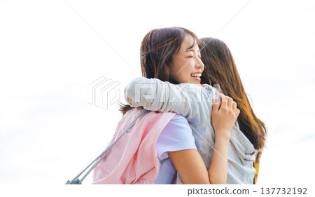 兩名女子喜極而泣，擁抱在一起。 ■拍攝協助提供：關西國際機場（KIX） 137732192