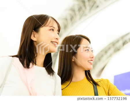 Two people gazing at the future at the airport ■Filming assistance: Kansai International Airport (KIX) Two people gazing at the future at the airport ■Filming assistance: Kansai International Airport (KIX) 137732196