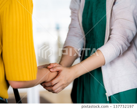 The two hold hands. ■Filming assistance: Kansai International Airport (KIX) The two hold hands. ■Filming assistance: Kansai International Airport (KIX) 137732197