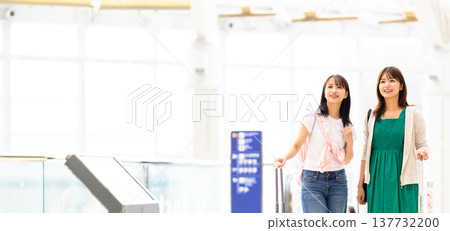 一位女士在機場享受她的旅程。照片由關西國際機場(KIX)提供。 一位女士在機場享受她的旅程。照片由關西國際機場(KIX)提供。 137732200