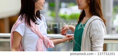 兩名女子正在交談。 ■拍攝協助提供：關西國際機場（KIX） 137732201