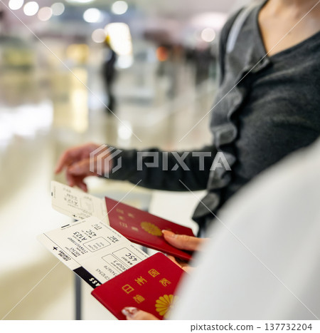 請出示您的護照和登機證。 ■拍攝協助提供者：關西國際機場（KIX） 137732204