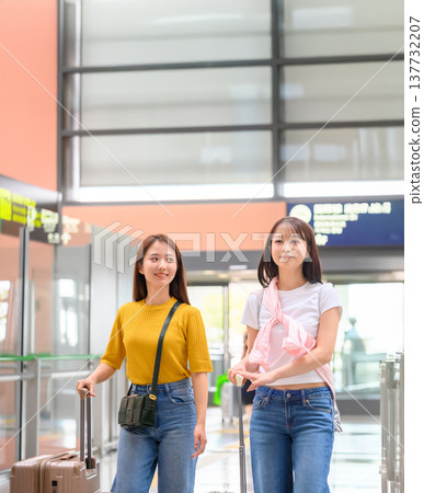 兩位女性在機場旅行 ■攝影合作:關西國際機場(KIX) 兩位女性在機場旅行 ■攝影合作:關西國際機場(KIX) 137732207