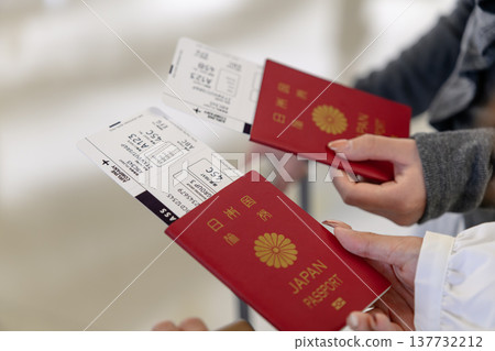 兩人均須出示護照。 ■拍攝協助提供者：關西國際機場（KIX） 137732212