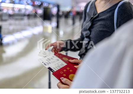 兩名工作人員正在機場檢查證件。 ■拍攝協助提供：關西國際機場（KIX） 137732213