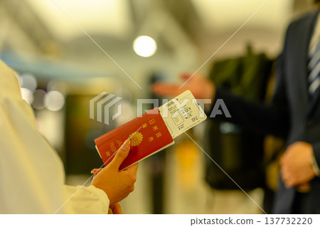 Please present your passport and boarding pass. ■Filming assistance provided by: Kansai International Airport (KIX) Please present your passport and boarding pass. ■Filming assistance provided by: Kansai International Airport (KIX) 137732220