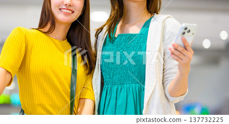 與朋友一起購物並使用智慧型手機 ■拍攝協助由關西國際機場 (KIX) 提供 與朋友一起購物並使用智慧型手機 ■拍攝協助由關西國際機場 (KIX) 提供 137732225