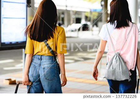 Two women traveling at the airport. ■Filming assistance provided by: Kansai International Airport (KIX) Two women traveling at the airport. ■Filming assistance provided by: Kansai International Airport (KIX) 137732226