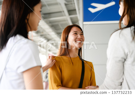 在機場與朋友們告別 ■攝影合作:關西國際機場(KIX) 在機場與朋友們告別 ■攝影合作:關西國際機場(KIX) 137732233
