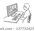 一名男子正在電腦上編輯影片。 137732425