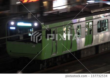 【JY】山手線E235系列車夜景:103系列風格車身彩繪列車(環線營運100週年紀念) 【JY】山手線E235系列車夜景:103系列風格車身彩繪列車(環線營運100週年紀念) 137732534