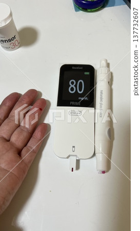 I measure my blood sugar before meals. I change the finger I prick each time. I measure my blood sugar before meals. I change the finger I prick each time. 137732607