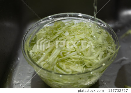 Soak the cabbage in water. 137732737
