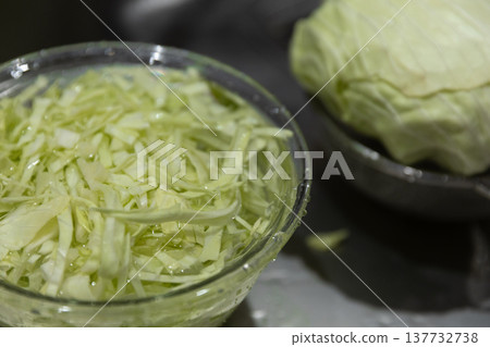 Soak the cabbage in water. 137732738