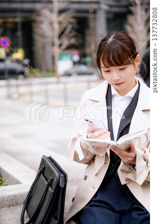 看她的筆記本的年輕女商人 137732808