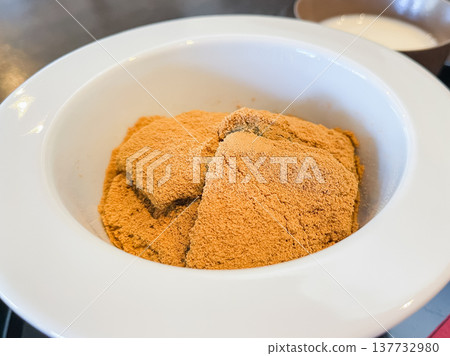蕨餅裹上厚厚的黃豆粉(烤黃豆粉)。一種日式點心。 蕨餅裹上厚厚的黃豆粉(烤黃豆粉)。一種日式點心。 137732980