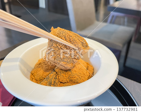 蕨餅裹上厚厚的黃豆粉（烤黃豆粉）。一種日式點心。 137732981