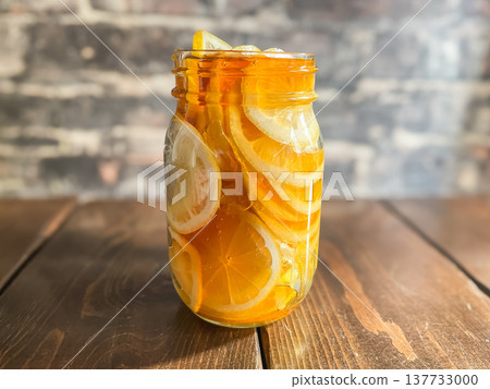 蜂蜜醃檸檬。新鮮切片的檸檬用蜂蜜醃製而成。 137733000