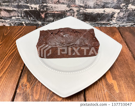 烤巧克力布朗尼。巧克力核桃蛋糕。 烤巧克力布朗尼。巧克力核桃蛋糕。 137733047