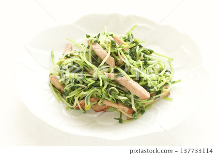 Stir-fried pea sprouts with bacon Stir-fried pea sprouts with bacon 137733114