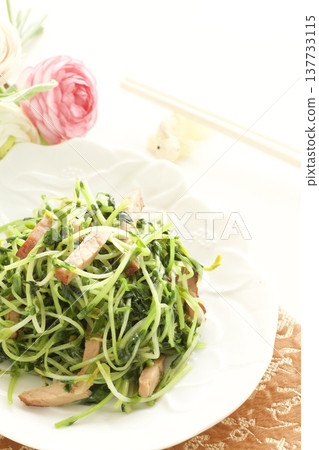 Stir-fried pea sprouts with bacon Stir-fried pea sprouts with bacon 137733115