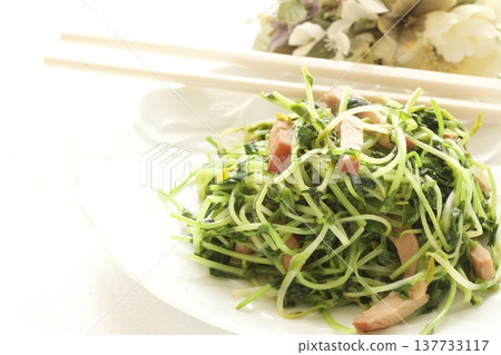 Stir-fried pea sprouts with bacon 137733117