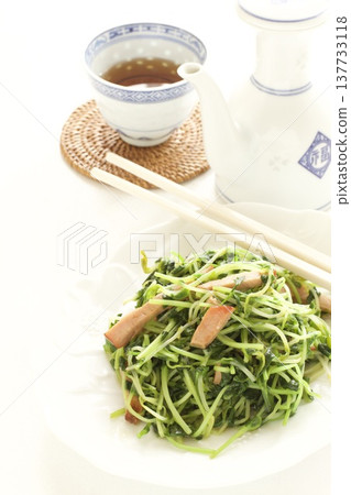 培根炒豌豆苗配中國茶 137733118