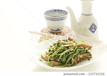 Stir-fried pea shoots with bacon and Chinese tea Stir-fried pea shoots with bacon and Chinese tea 137733120