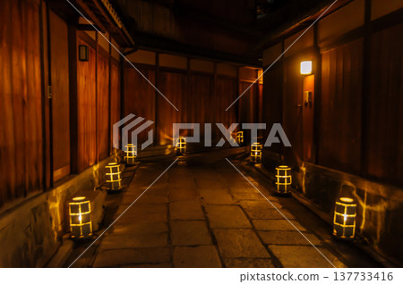 Higashiyama Higashiyama flower stone stone wall street Kyoto 137733416