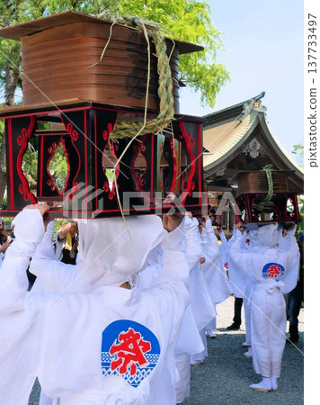 Unari, who carries food offered to the gods at the Onda Festival of Aso Shrine. Unari, who carries food offered to the gods at the Onda Festival of Aso Shrine. 137733497